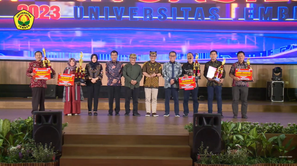 FAKULTAS FARMASI JUARA LOMBA PADUAN SUARA DI GELARAN SEMARAK BULAN ...