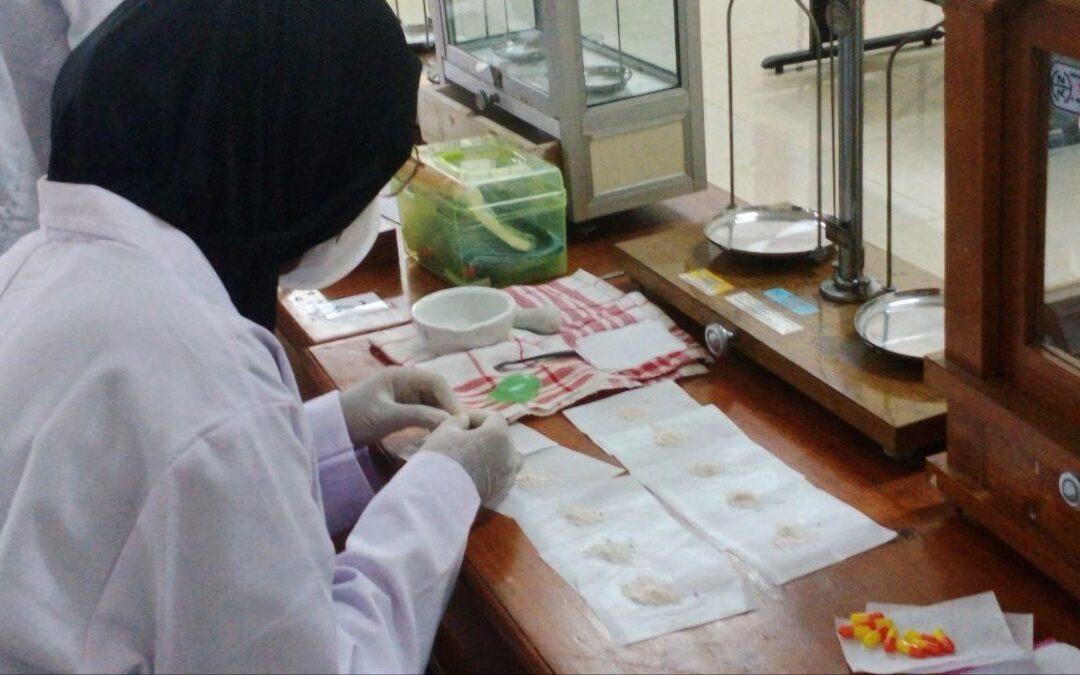 Serunya Meracik Obat di Laboratorium Preskripsi Fakultas Farmasi Universitas Jember