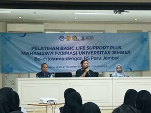 Pelatihan Basic Life Support Plus Mahasiswa Farmasi Universitas Jember Bekerjasama Dengan Rs. Paru Jember